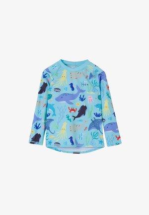 Lichtblauw kinderhemd met lange mouwen, bedrukt met kleurrijke cartoonzeedieren zoals walvissen, inktvissen, zeesterren, krabben en zeepaarden.