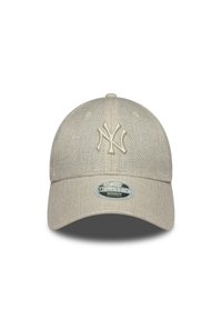 Beige verstellbare Kappe aus strukturiertem Material mit einem bestickten NY-Logo auf der Vorderseite und einem flachen Schirm. 9FORTY Stil.