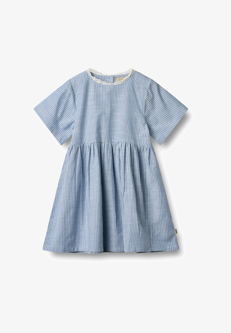 Robe bleu clair à manches courtes avec des rayures blanches, jupe froncée et dentelle décorative autour de l'encolure.