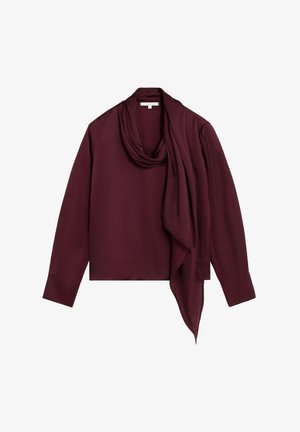 Blouse bordeaux à manches longues avec un col drapé en cowl. Texture lisse, coupe décontractée et détail en écharpe descendant sur le devant.