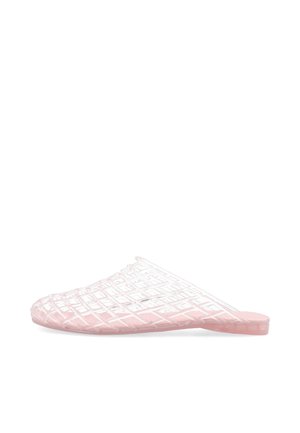 Gennemsigtig lyserød slip-on sandal med gittermønster og flad sål, vist i sideprofil på hvid baggrund.