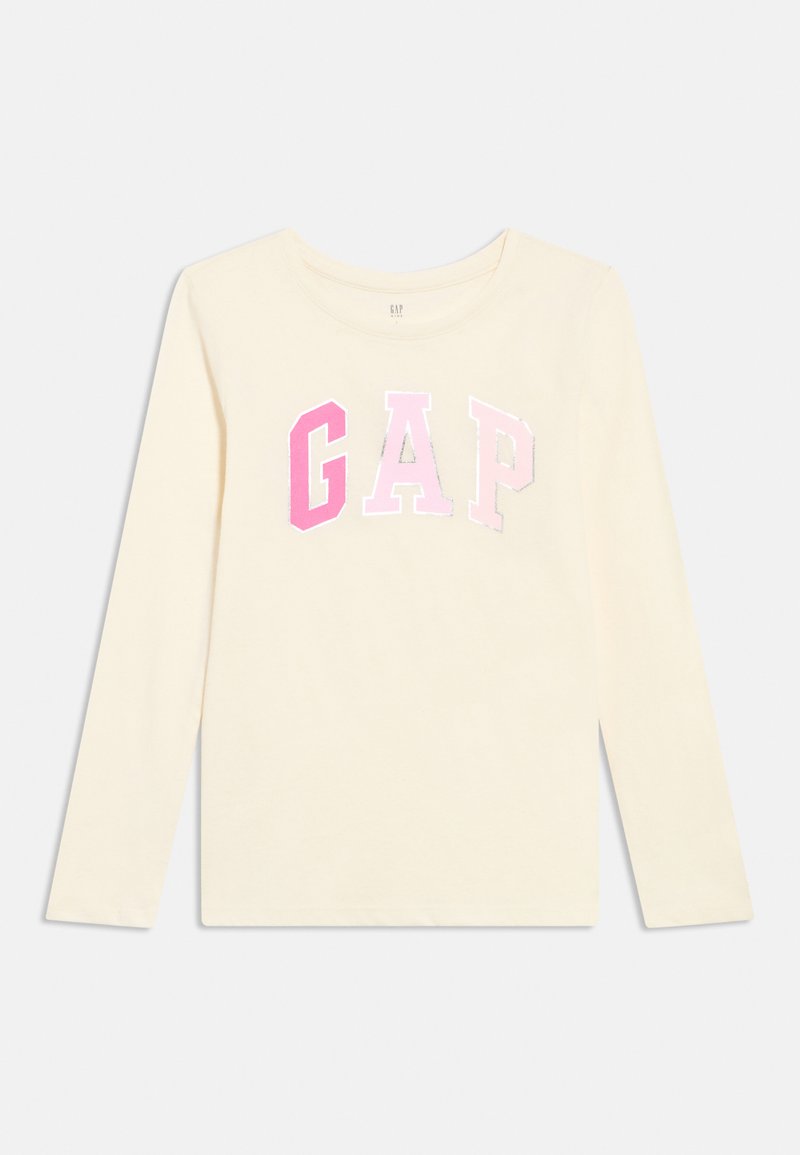 Kremowa koszula z długim rękawem i okrągłym dekoltem, z logo "GAP" w różowym gradientowym kolorze na piersi.