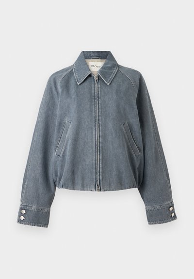 Veste courte en denim gris avec fermeture éclair devant, deux poches latérales inclinées, col pointu et poignets boutonnés.