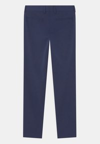 Pantalon slim bleu marine avec passants de ceinture et deux poches arrière passepoilées, présenté sur un fond uni.