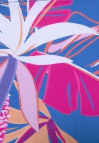 Blumenmusterstoff mit großen rosa und weißen Blumen auf blauen Hintergrund, verziert mit strukturierten Strichen in orange und fliederfarbigen Akzenten.