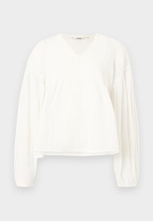 Hvit bluse med lange ermer, V-hals, teksturerte vertikale striper, blonder langs fronten, og elastiske mansjetter.