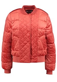Gequilted bomberjack in een levendige koraalkleur. Gemaakt van gladde, zachte stof met ribgebreide boorden en onderrand. Voorzien van dubbele voorzakken.