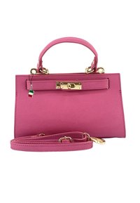 Roze gestructureerde leren handtas met gouden sluiting en hardware, korte handvat en afneembare bijpassende strap die vooraan is opgerold.