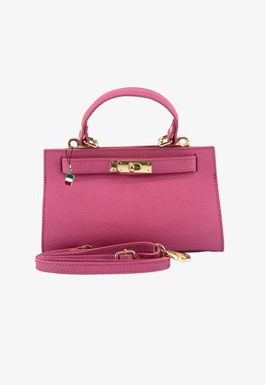 Roze gestructureerde leren handtas met gouden sluiting en hardware, korte handvat en afneembare bijpassende strap die vooraan is opgerold.