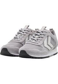 Szare, sportowe sneakersy z połączenia materiałów siateczkowych i zamszowych, z białymi akcentami i czarną gumową podeszwą. Klasyczny design na sznurówki.