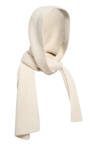 Hladký krémový šála s připojenou kapucí, vyrobený z měkkého materiálu. Má dlouhé konce pro omotání, navržený tak, aby poskytoval teplo a zakrytí.