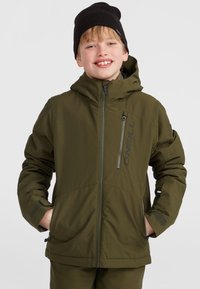 Veste olive avec capuche, poches zippées et logo noir. Présente une texture lisse et des poignets ajustables.