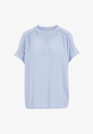 Blusa leggera azzurra a maniche corte con scollatura a V, pieghe sottili sulle spalle e cuciture decorative lungo il colletto e le maniche. Tessuto morbido.