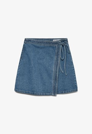 Denim indigo omslagskørt i lys blå med et bånd i taljen, der har en lige pasform og en glat tekstur. Ingen synlige mønstre eller dekorationer.