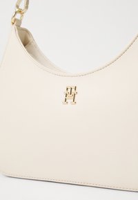 Tommy Hilfiger LOGOTAPE SHOULDER BAG - Håndtasker - beige
