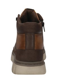Bruine leren high-top sneakers met donkerbruin en tan panelen, zichtbare rits aan de zijkant, dikke lichtgrijze zool, gezien vanaf de achterkant.