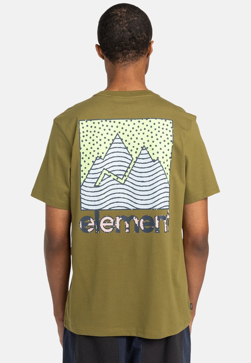 Olivegrünes Baumwoll-T-Shirt mit einem großen Grafikdesign von stilisierten Bergen mit wellenförmigen Linien und Punkten auf einem hellgrünen Hintergrund. Logo darunter.