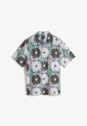 Korte mouwen blouse met een meerkleurig bloemenpatroon, met grote witte en zwarte bloemen op een levendige achtergrond.