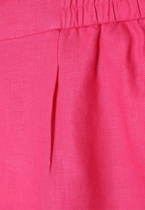 Tessuto rosa brillante con una trama testurizzata, caratterizzato da un dettaglio plissettato vicino alla vita. Il materiale sembra leggero e traspirante.