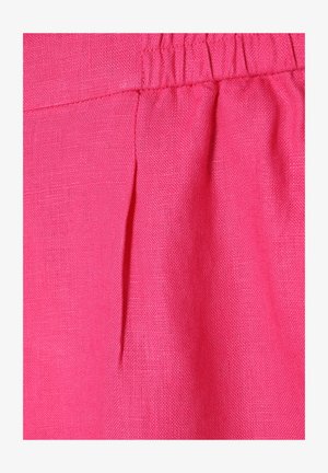 Fényes rózsaszín anyag, texturált szövettel, a derékrésznél plissé részlettel. Az anyag könnyűnek és lélegzőnek tűnik.