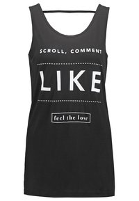 Svart ärmlös linne med vit text: "SCROLLA, KOMMENTERA GILLA" och "känn kärleken." Mjukt tyg, avslappnad passform och rund halsringning.