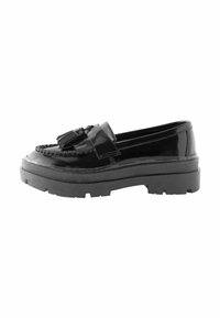 Sorte patentlæder loafers har snoede detaljer, en frontrem med frynser og en chunky gummisål med riller til godt greb.