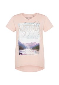 Jasnoróżowa koszulka wykonana z miękkiego materiału, z graficznym nadrukiem gór Austrii i tekstowymi akcentami w różnych czcionkach. Wycięcie w serek.