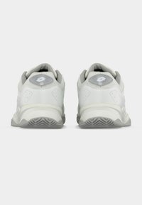 Λευκά αθλητικά παπούτσια με υφή σχεδίασης, γκρι τακούνι με λεπτομέρειες και γκρι λογότυπο. Διαθέτουν σόλα από καουτσούκ με μοτίβο για καλύτερη πρόσφυση.