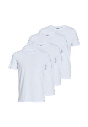 Quattro t-shirt bianche semplici a maniche corte con scollo rotondo impilate diagonalmente, mostrando il lato frontale e l'etichetta del marchio all'interno del colletto.