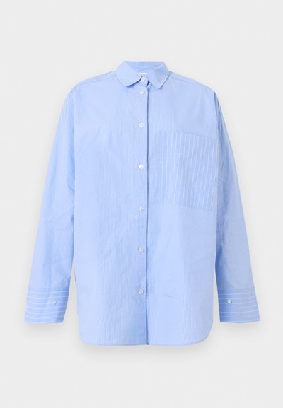 Hele helesinine nööpidega särk, millel on vertikaalsed triibud, rinna tasku, millel on diagonaalne triibumuster, ja mansettide detailid, millel on kontrastsed triibud.