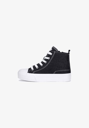 Czarny wysokie trampki z denimu z białym gumowym noskiem i podeszwą, wyposażone w białe sznurowadła i kontrastujące przeszycia. Minimalistyczny design.