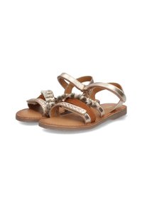 Metallische gouden sandalen met gevlochten accenten en een getextureerde band. Plat voetbed met bruine leren inlegstukken en meerdere verstelbare banden.