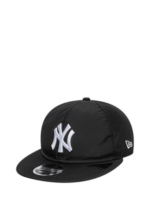 Cappellino da baseball nero con logo "NY" bianco ricamato sul davanti e visiera piatta, con adesivo del marchio sulla visiera.