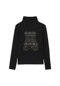 Czarny top z długim rękawem i golfem, z wzorem swetra w kształcie misia wykonanym białym ściegiem na przodzie. Gładka faktura tkaniny.