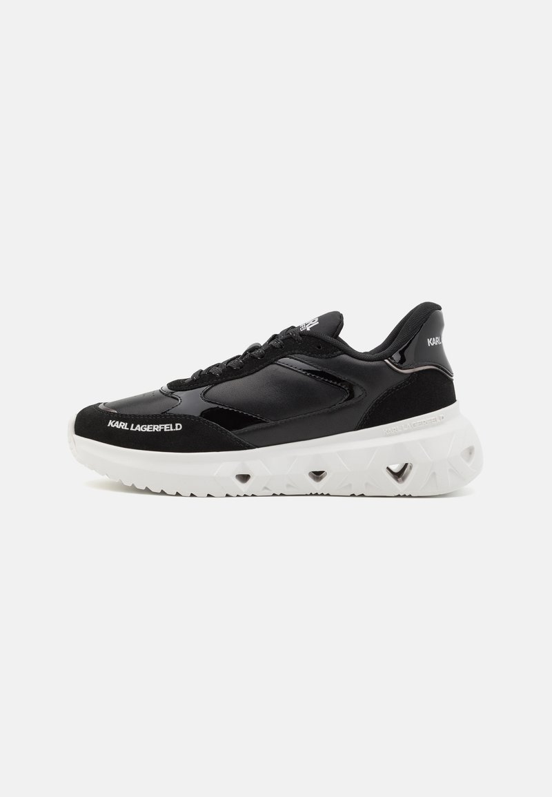 Baskets noir et blanc Karl Lagerfeld avec fermeture à lacets et semelle blanche épaisse, présentant des découpes géométriques et un logo.