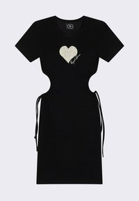 Robe noire à manches courtes présentant un motif de cœur en crème et des découpes latérales avec des liens ajustables. Texture lisse avec une silhouette ajustée.