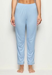 Lichtblauwe pyjamabroek met een elastische tailleband, taps toelopende benen en contrasterende boorden. Zachte textuur, lichtgewicht stof, geen zichtbare patronen.