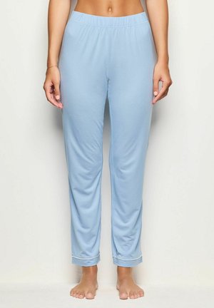 Pantalon de pyjama bleu clair avec une taille élastique, des jambes fuselées et des poignets contrastants. Texture douce, tissu léger, sans motifs visibles.