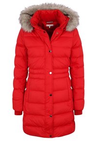 Röd puffjacka med huva i konstpäls, quiltad design, tryckknappar och två sidofickor. Har en figurnära passform och långa ärmar.