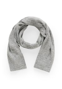 Écharpe en tricot gris avec un motif texturé, fabriquée en tissu doux, torsadée et drapée en forme circulaire, avec une finition soignée.