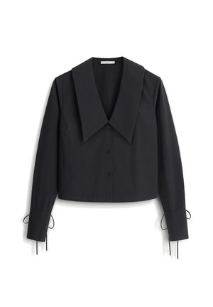 Czarna, krótka koszula z dużym kołnierzem, guzikami z przodu i regulowanymi trokami na rękawach. Gładka tekstura, dopasowany krój i strukturalny kształt.