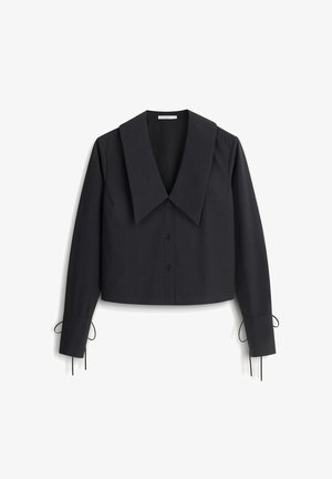 Czarna, krótka koszula z dużym kołnierzem, guzikami z przodu i regulowanymi trokami na rękawach. Gładka tekstura, dopasowany krój i strukturalny kształt.