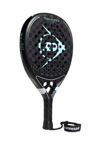 Paddle nera con superficie texture, caratterizzata da un motivo a scacchiera e design a nido d'ape. Accenti blu e impugnatura in gomma con cinturino da polso.