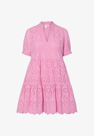 Rózsaszín rövid ujjú ruha virág- és geometriai mintás lyukacsos hímzéssel, V-nyakkivágással, ráncolt derékkal és hullámos szegéllyel.