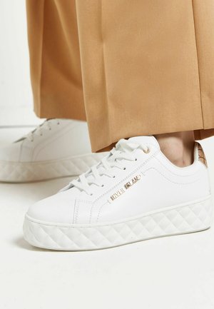 Trainers - white