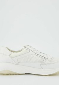 Weißer Sneaker mit einer strukturierten Mesh-Seitenwand, glattem Lederobermaterial, runder Zehenpartie und gepolsterter Sohle. Verfügt über eine tonale Naht und ein Schnürdesign.