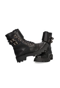 Botas de cuero negras hasta el tobillo con cierre de cordones en la parte delantera, detalles de hebilla y suelas robustas. Textura suave con un acabado brillante y detalles de hardware distintivos.