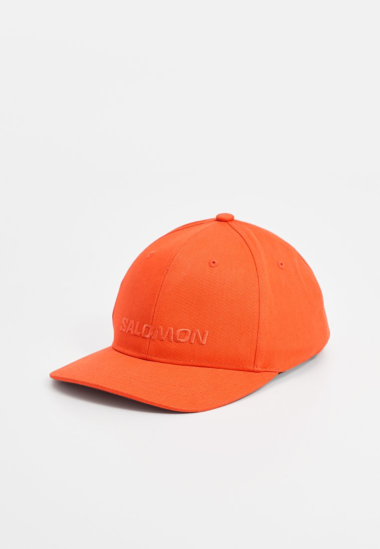Gorra de béisbol naranja hecha de tela con un diseño estructurado, que presenta el logotipo bordado "SALOMON" en la parte frontal y un visera curvada.