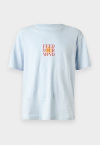 Lichtblauwe T-shirt met ronde hals van zacht materiaal, met op de voorkant een gedurfde rode en oranje grafische tekst met de woorden "FEED YOUR MIND".