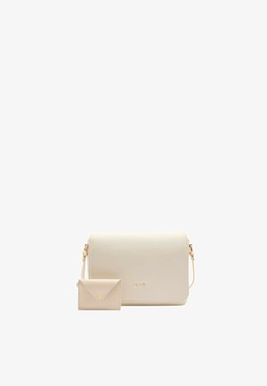Borsa a tracolla beige realizzata in pelle sintetica texturizzata, con chiusura a ribalta, dettagli in metallo dorato e un piccolo portacarte coordinato.